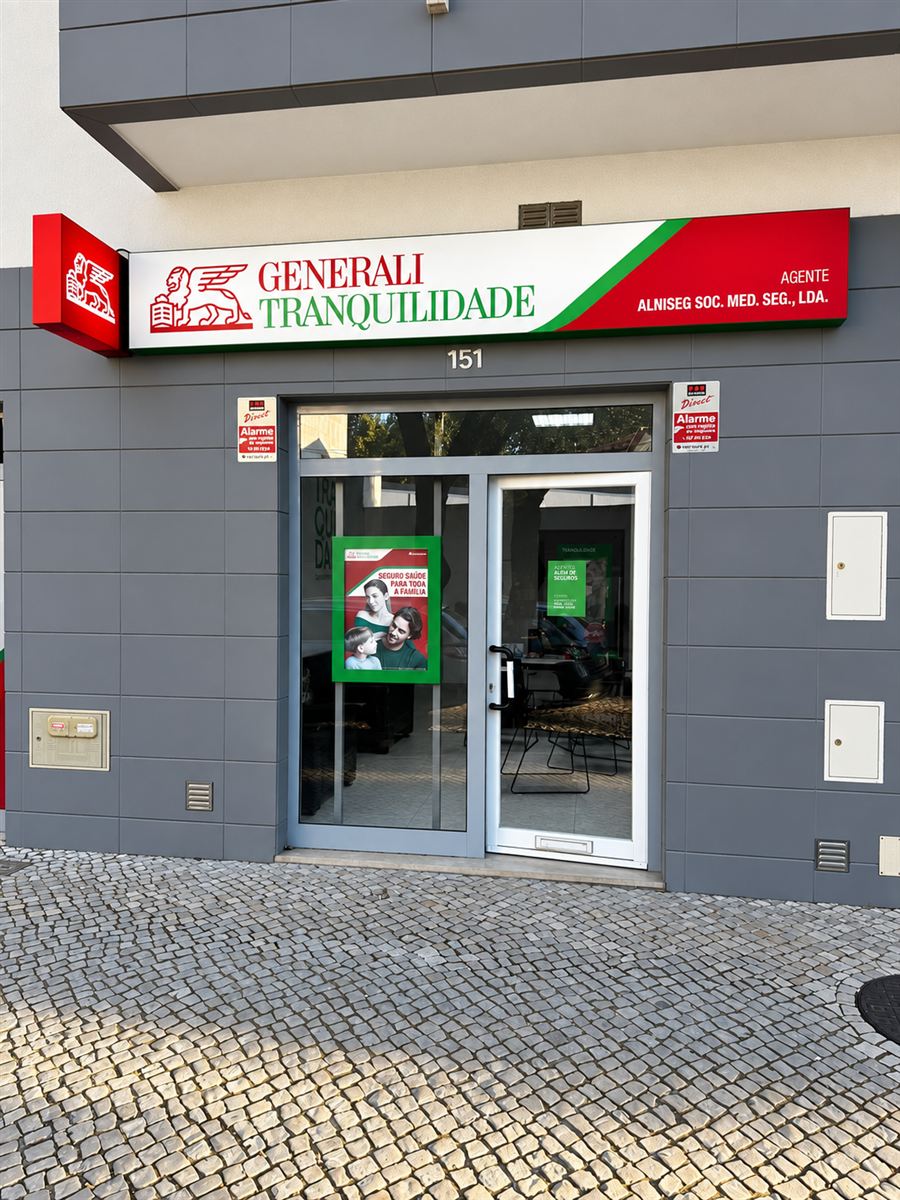 Montra da loja ALNISEG no número 151 da Avenida D. João IV